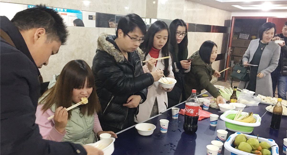 公司发展“冬至包饺子，欢乐师作”活动