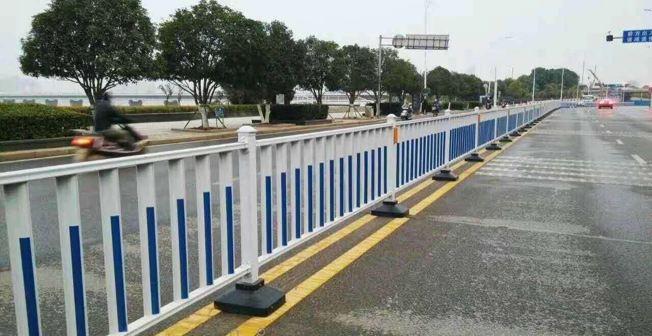 路路护栏隔离尺度