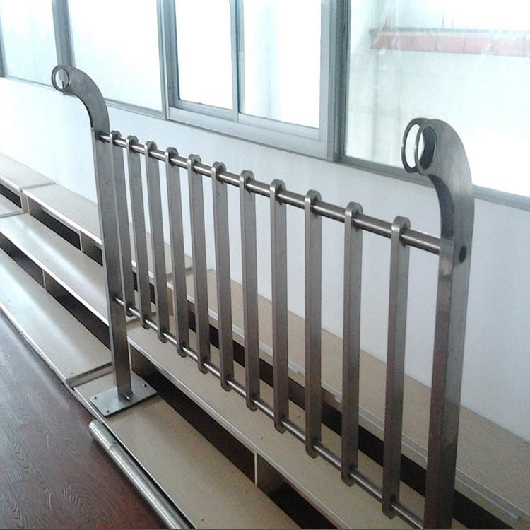 路路防护栏选用什么材质好？